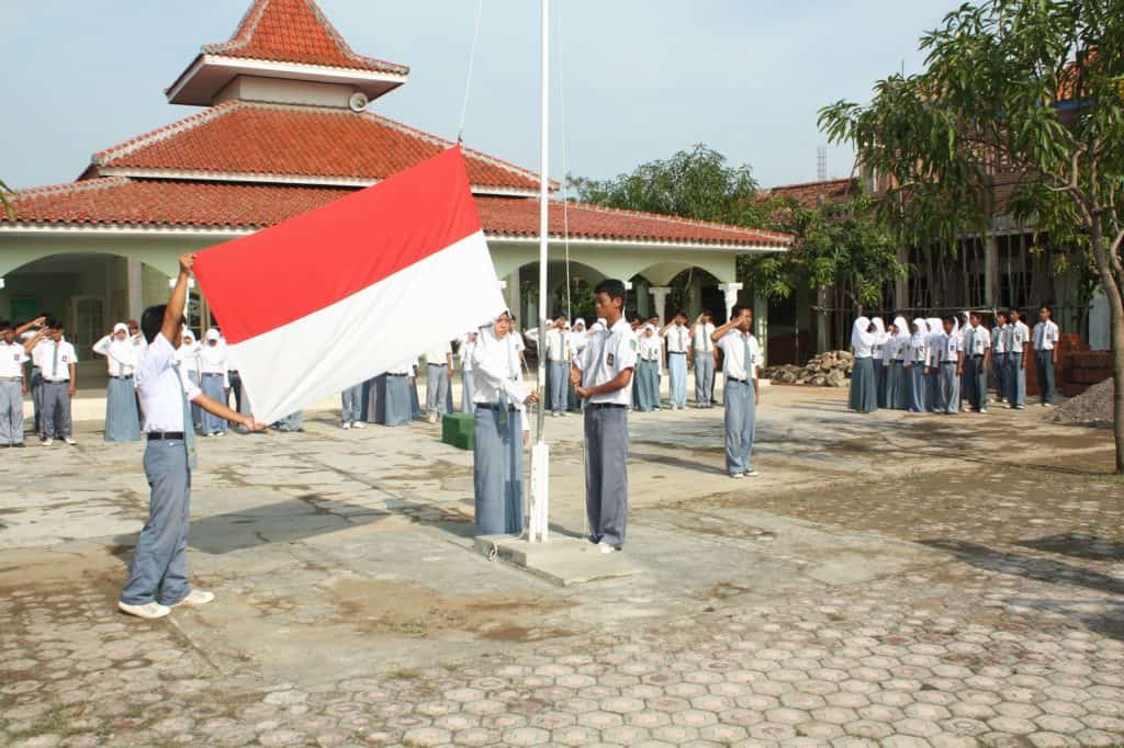 pengibaran dan penurunan bendera indonesia merah putih